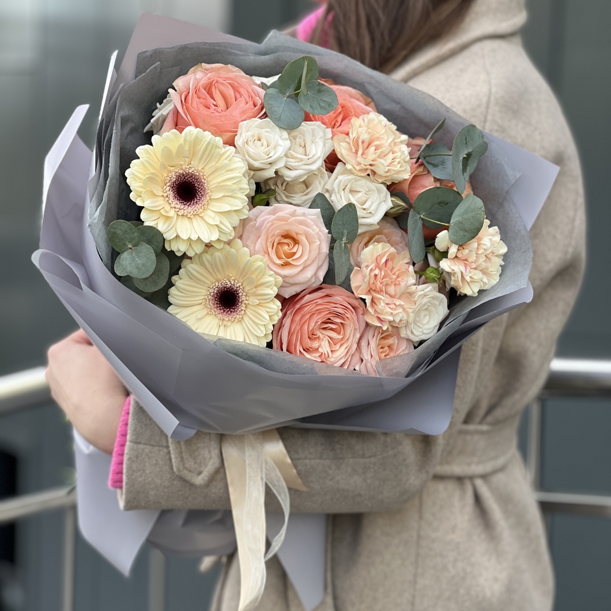 Букет Шерил из гербер, роз кахала, диантуса и кустовых роз