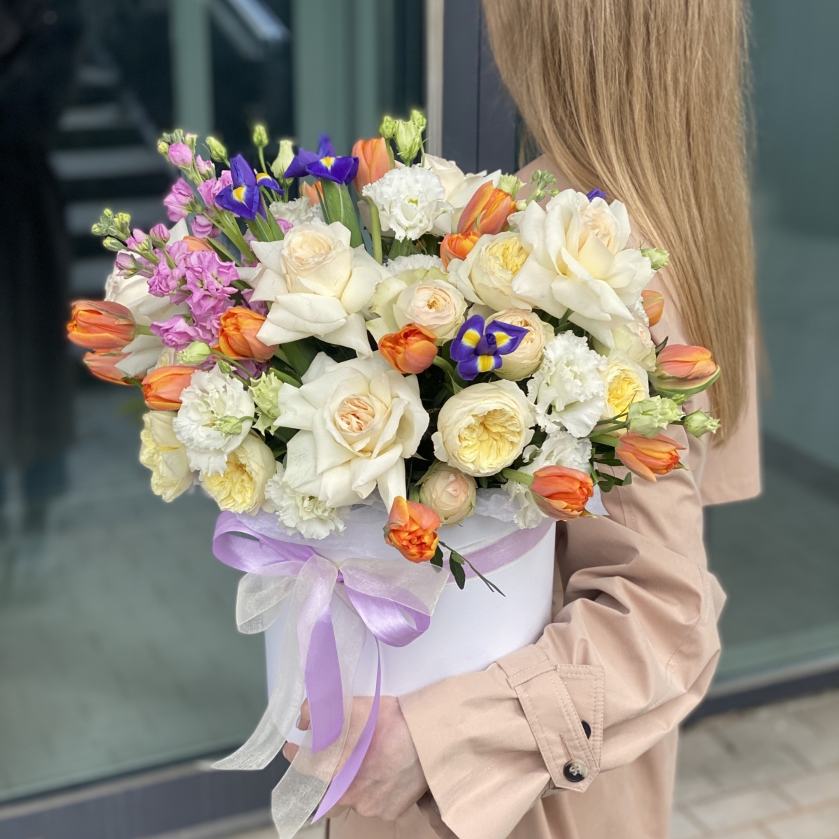 Коробка Астория из тюльпанов, ирисов, эустомы и маттиолы