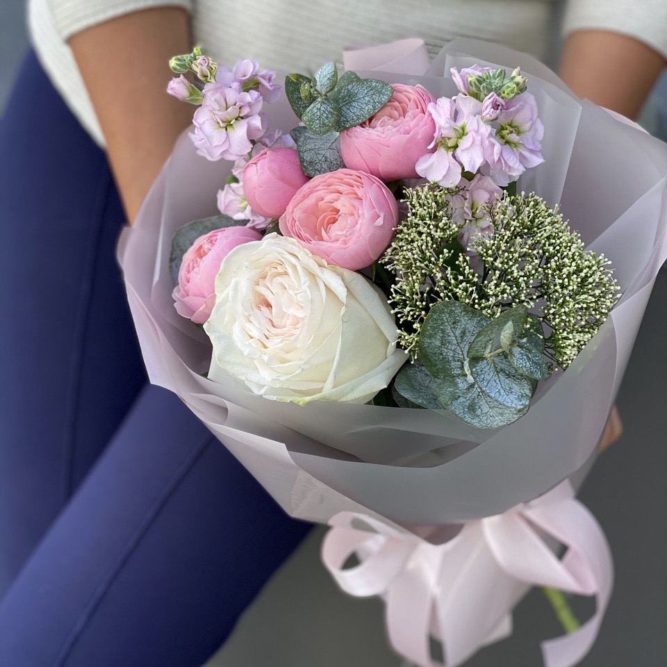 Букет из пионовидной кустовой и одноголовой розы, маттиолы, трахелиума и эвкалипта Бруклин