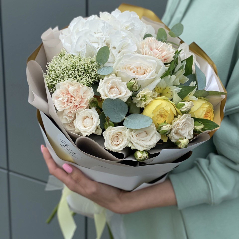 Букет из гортензии, альстромерии, пионовидной кустовой и одноголовой розы Лямур