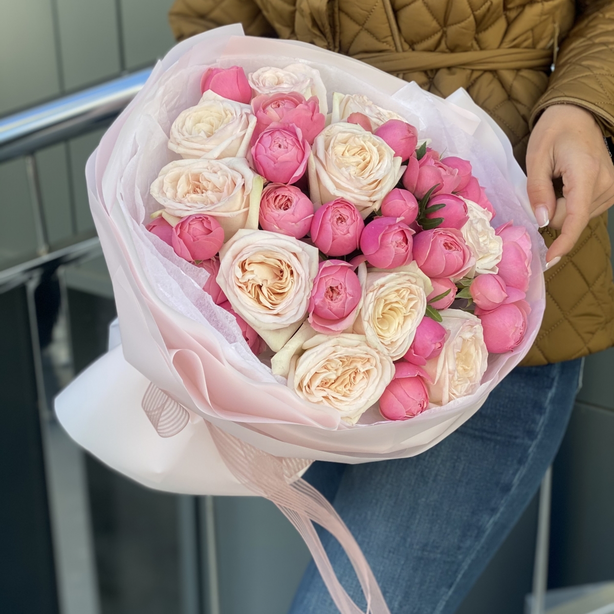 Букет Город Любви из кустовой пионовидной розы и розы сорта Охара