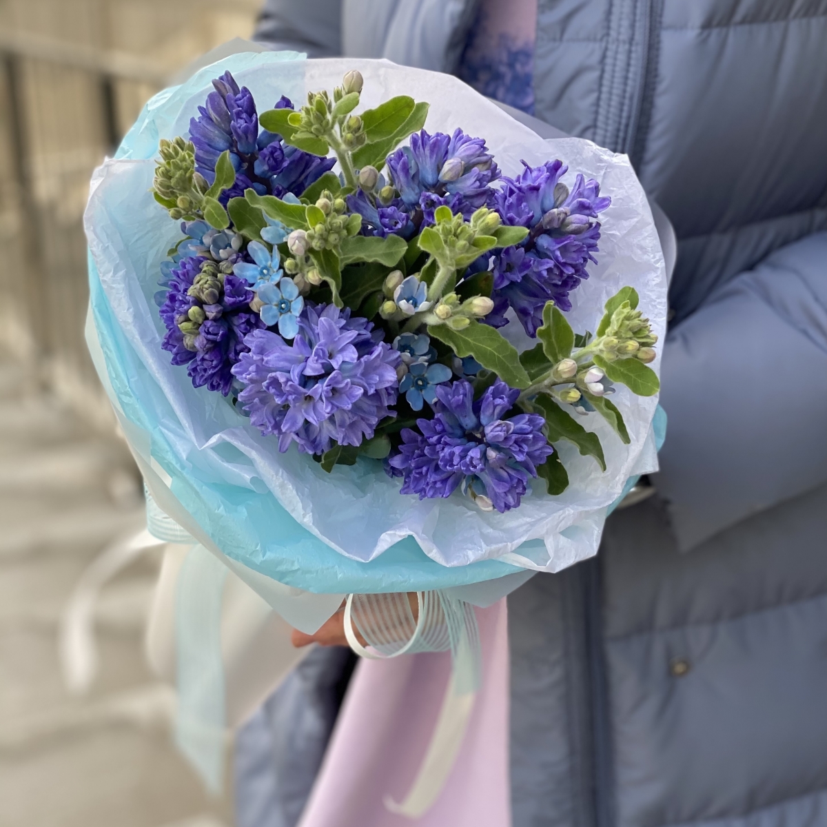 Букет Сноведения из гиациотов и оксипеталума