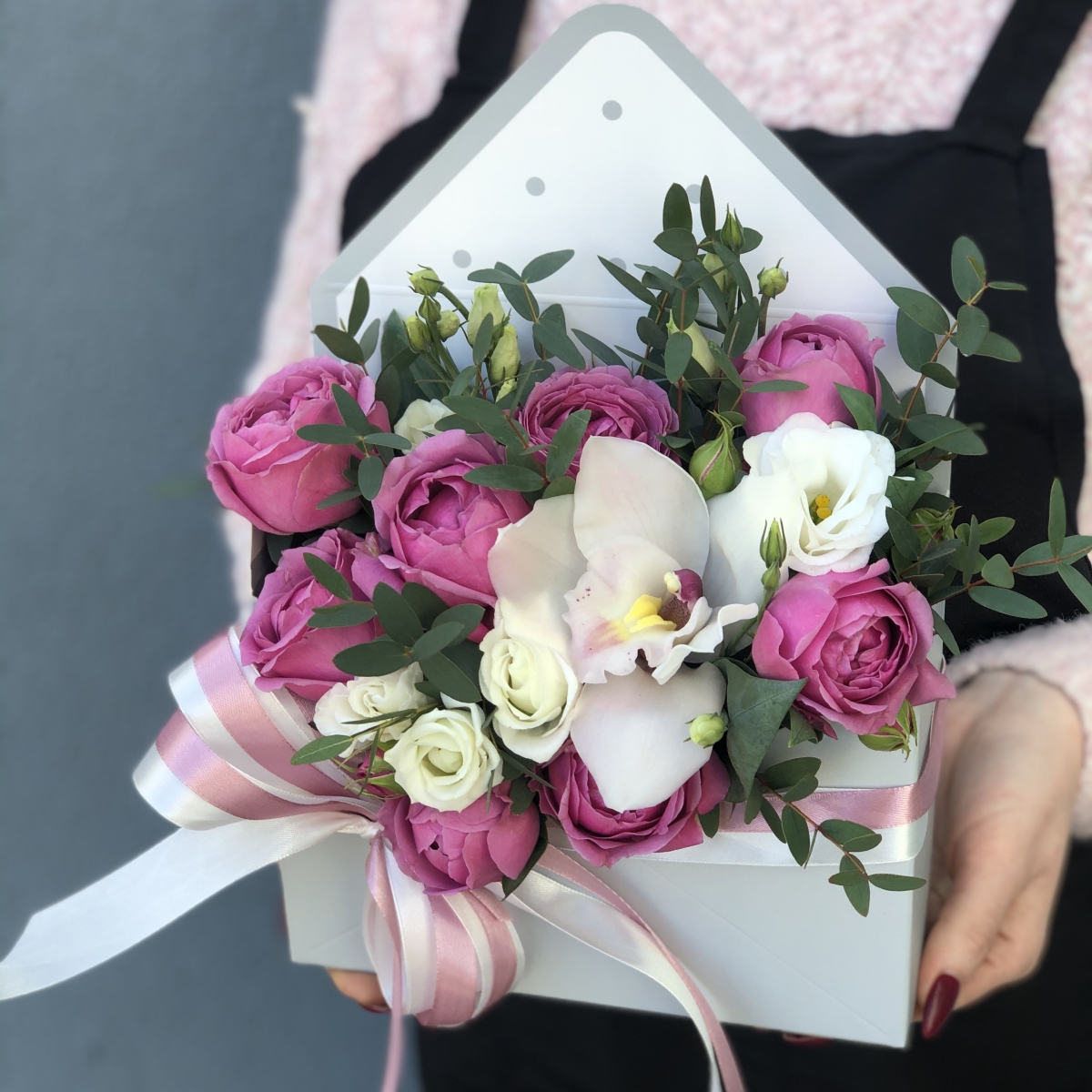 Коробка Формула любви из ранункулюсов, вибурнума и роз