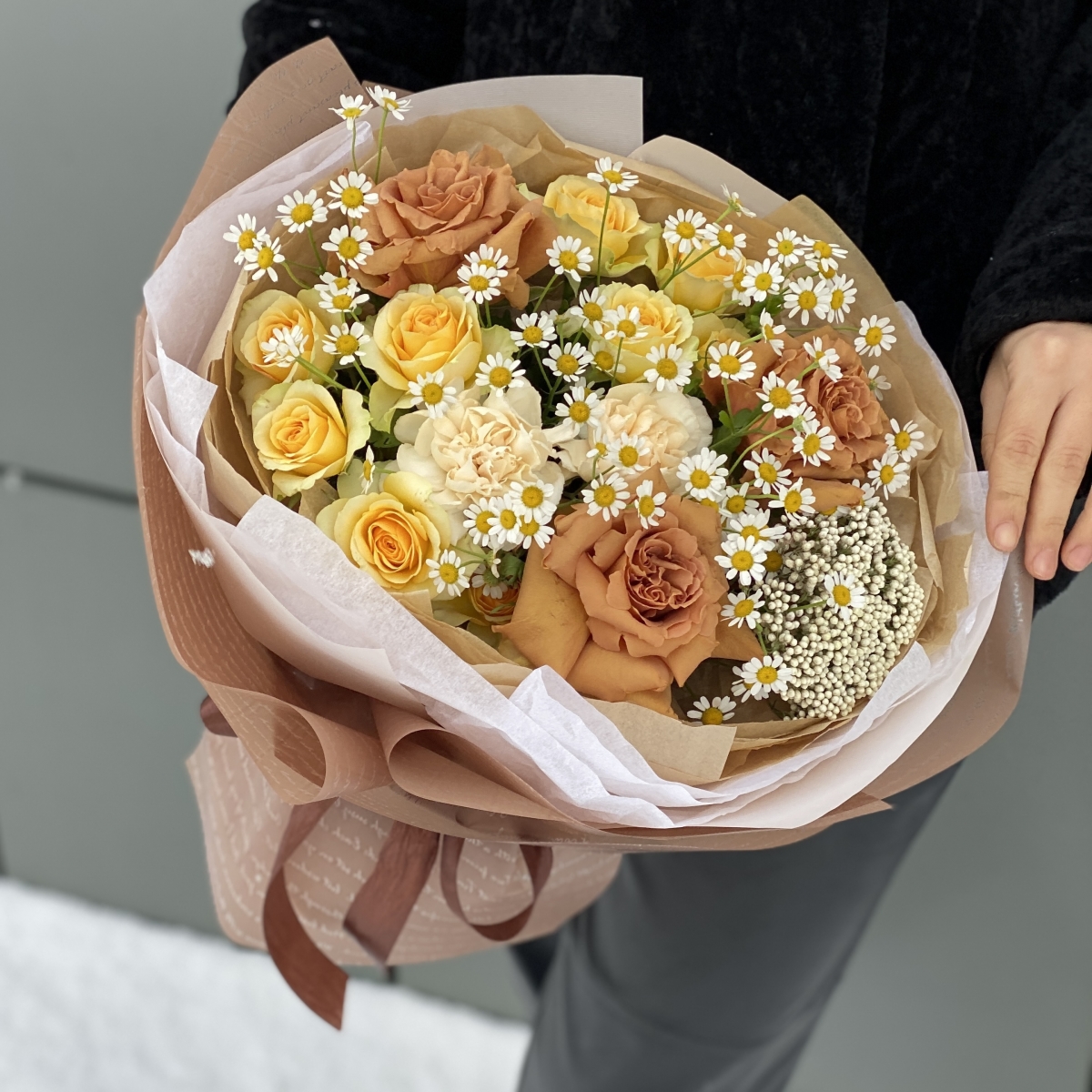 Букет Солнечная поляна из роз сорта капучино, диантуса, танацетума и озотамнуса