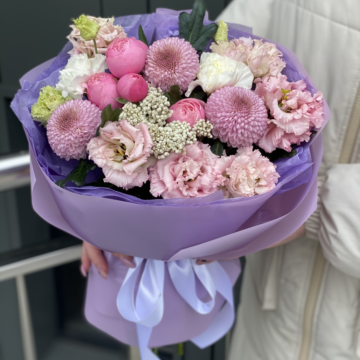 Букет Вивьен из кустовых пионовидных роз, момоки, озотамнуса и эустомы