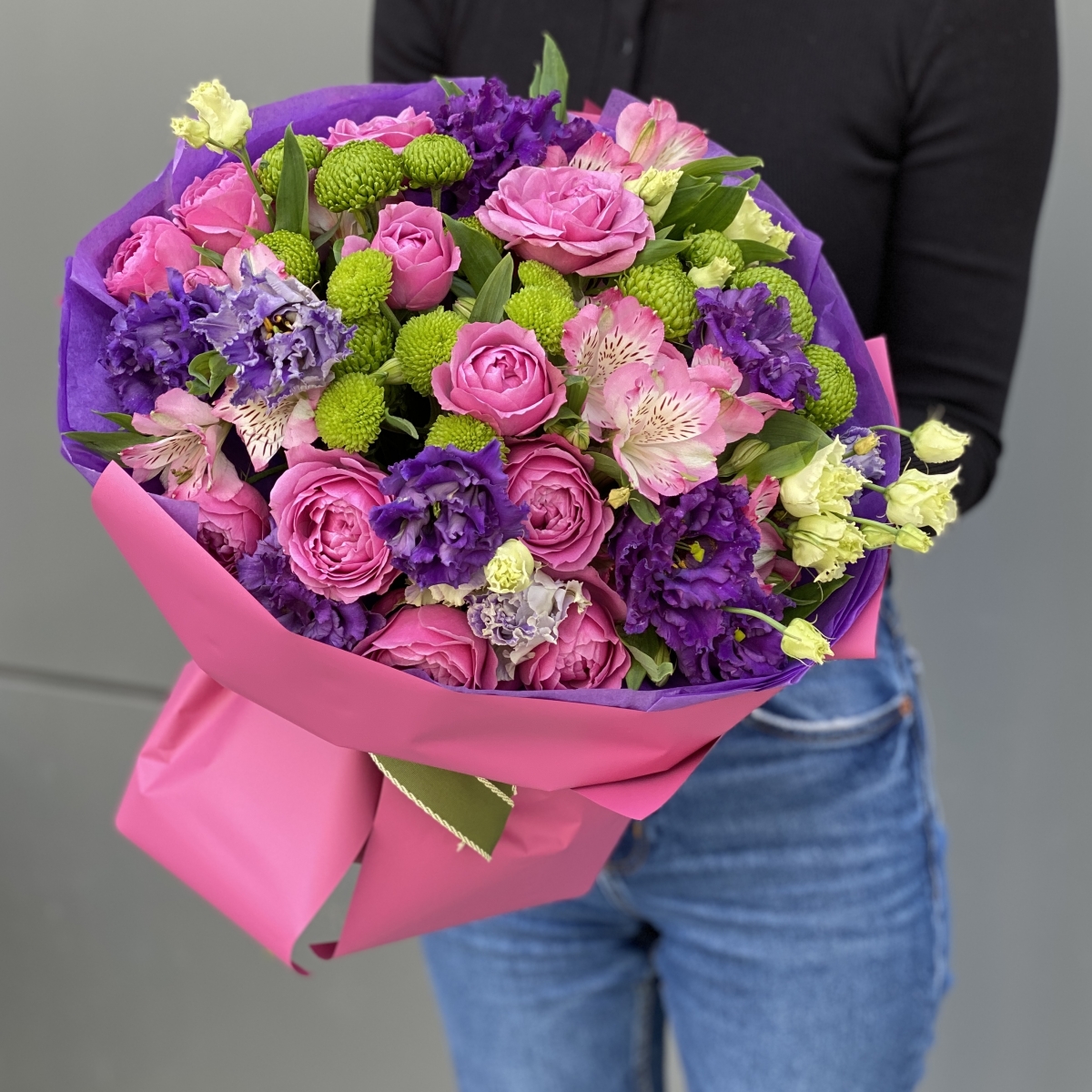 Букет Фуксия из кустовой пионовидной розы, эустомы и филингрина