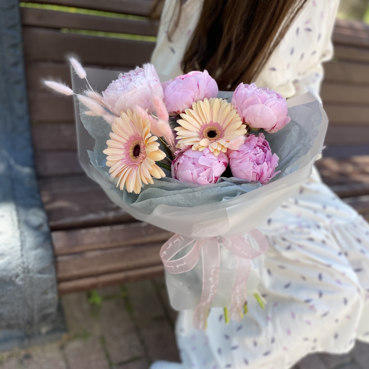 Букет Босфор из пионов, гербер и лагуруса