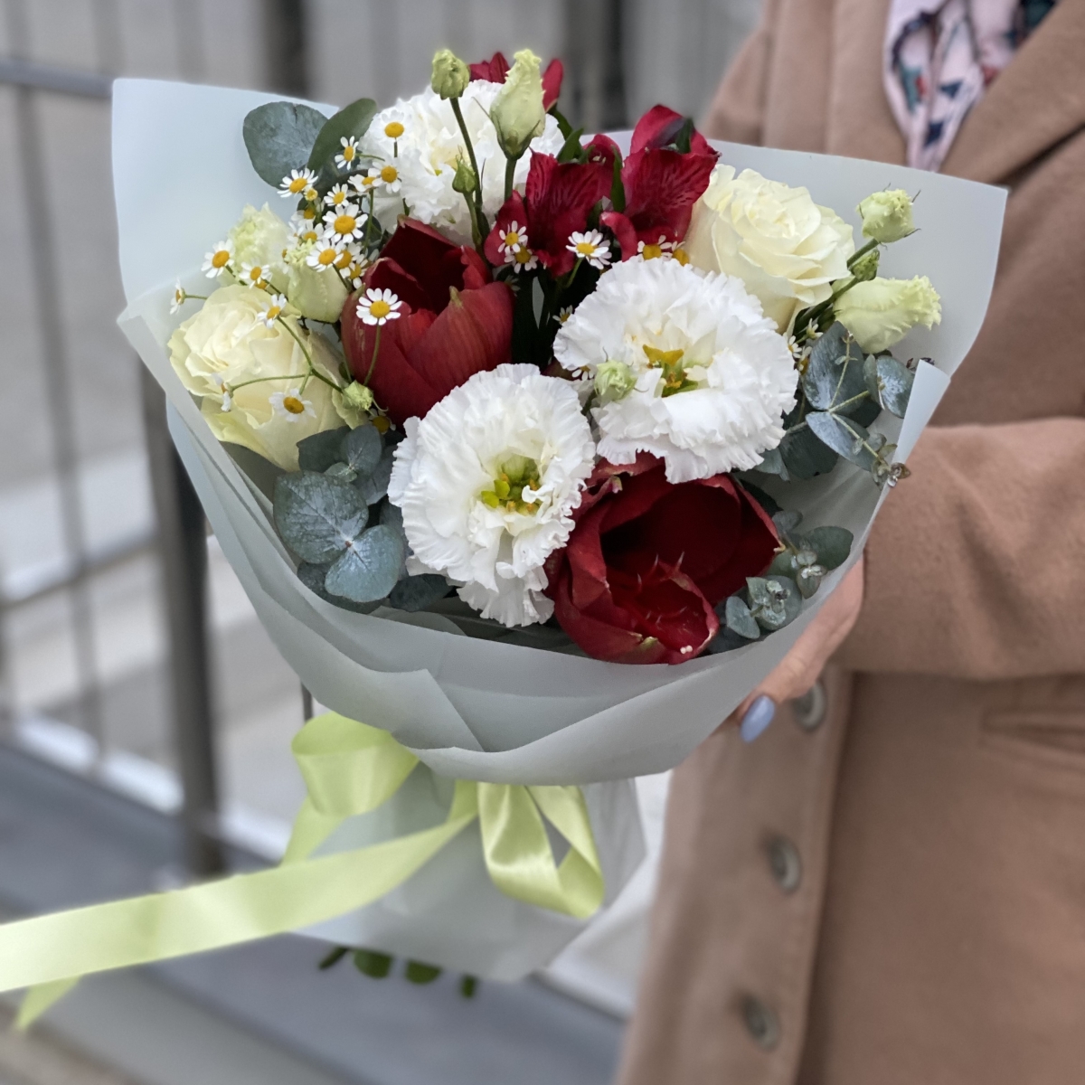 Букет Венето из амариллиса, эустомы целебрик, альстромерии, танацетума и роз