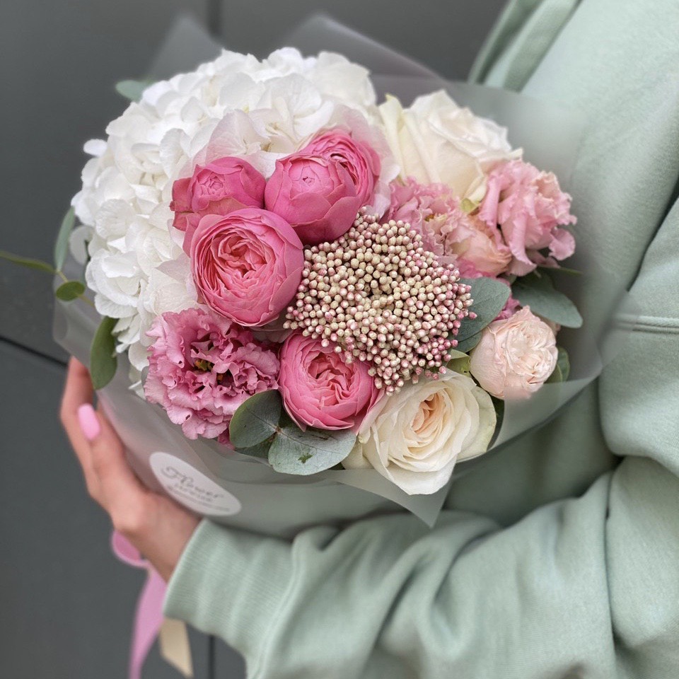 Букет из гортензии и роз Вегас