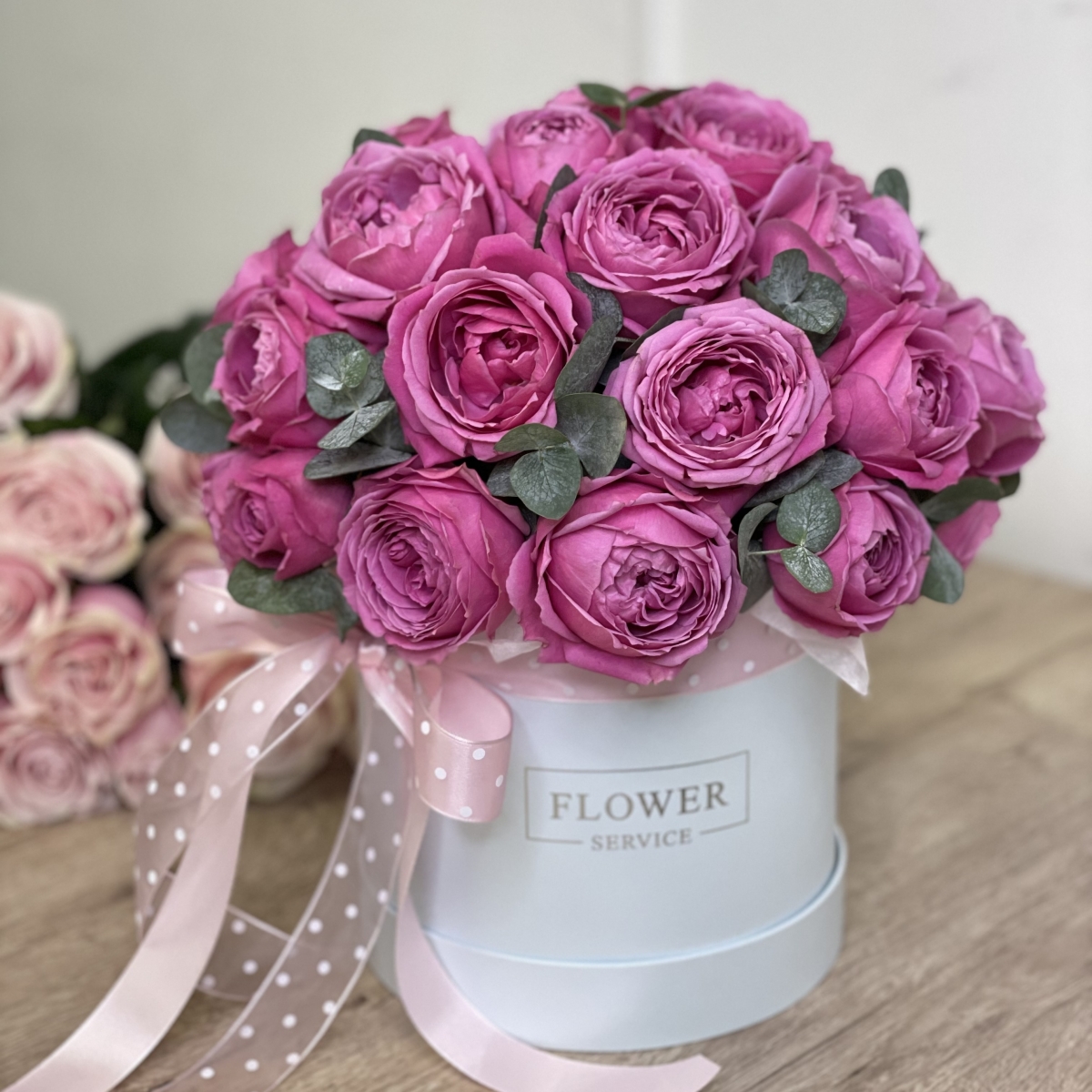 Коробка Мисти с пионовидными розами и эвкалиптом