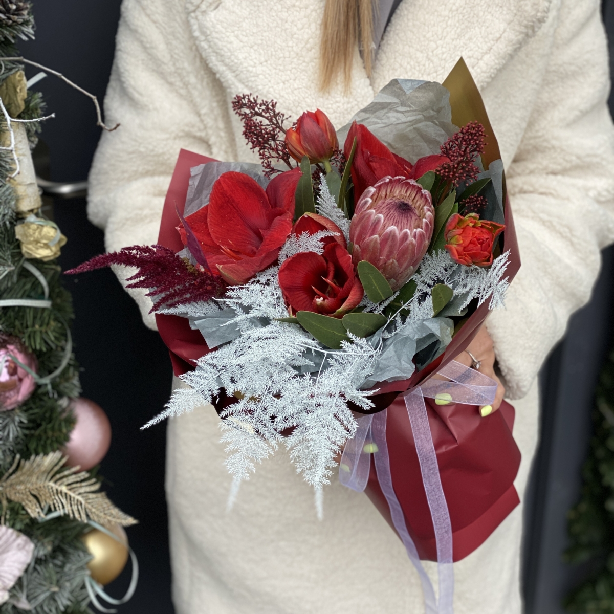 Букет Альма из амариллиса, амарантуса, протеи, скиммии, аспагаруса и тюльпанов