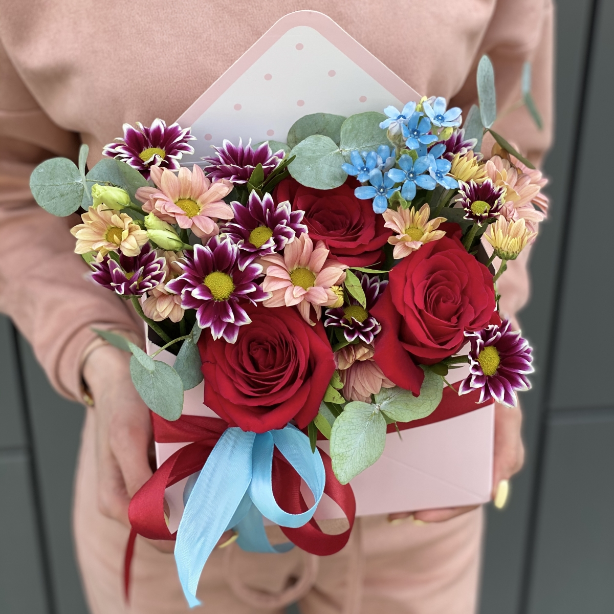 Конверт из красной розы, оксипеталума, хризантемы и эвклипта Время любить