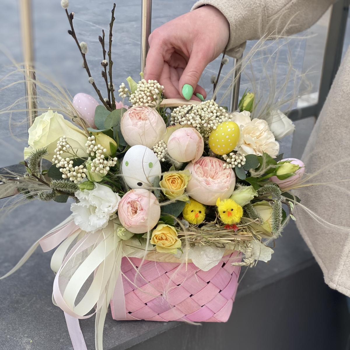 Корзинка В Лучах Солнца из озотамнуса, пионовидных роз, стифы и эустомы