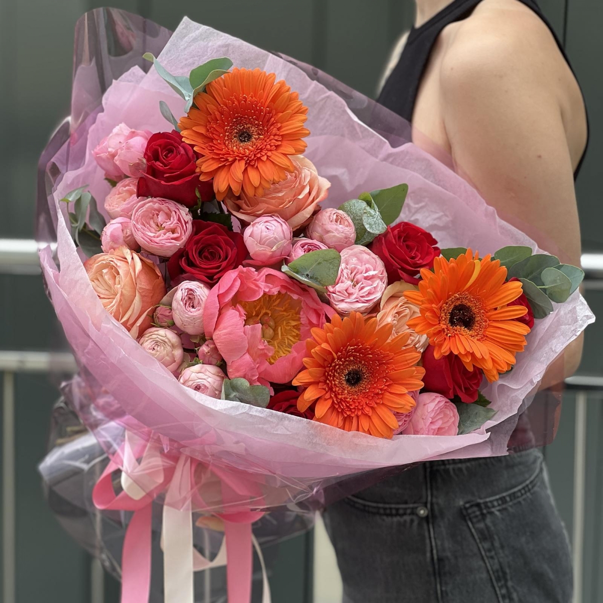 Букет Дыхание Вулкана пионовидных роз, гербер, одноголовой розы и эвкалипта