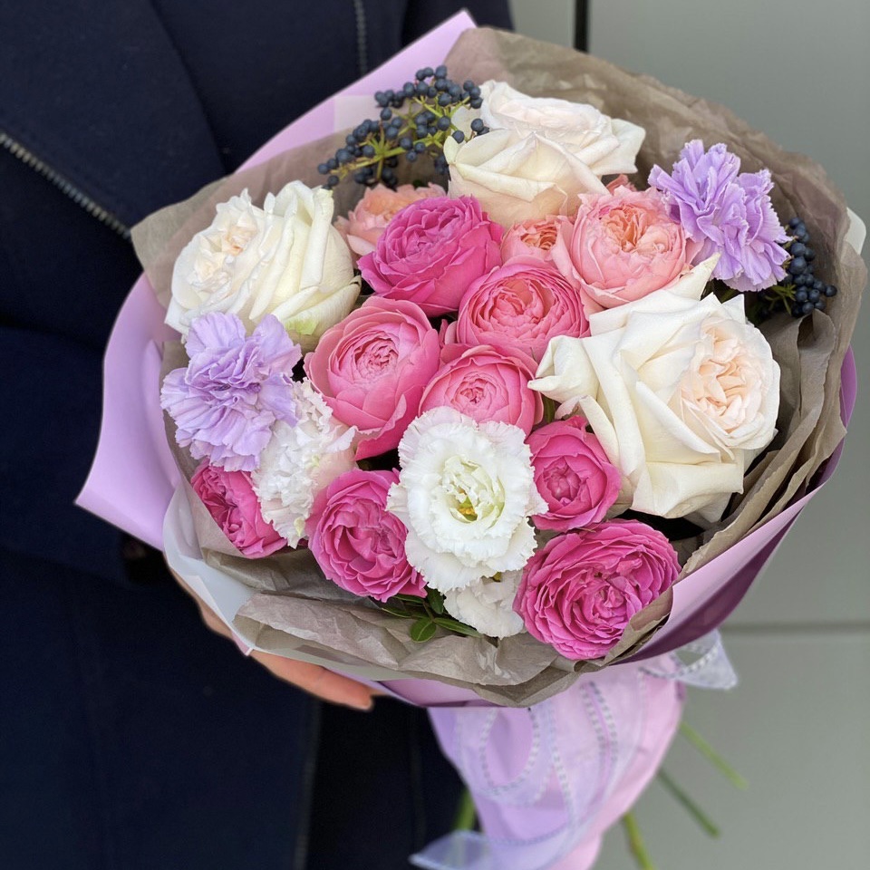 Букет из пионовидных кустовых и одноголовой розы, эустомы, диантуса и вибурнума Марципановое суфле