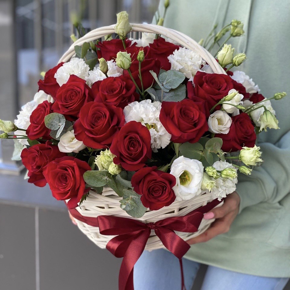 Корзина из красных роз и эустомы Аленький цветочек