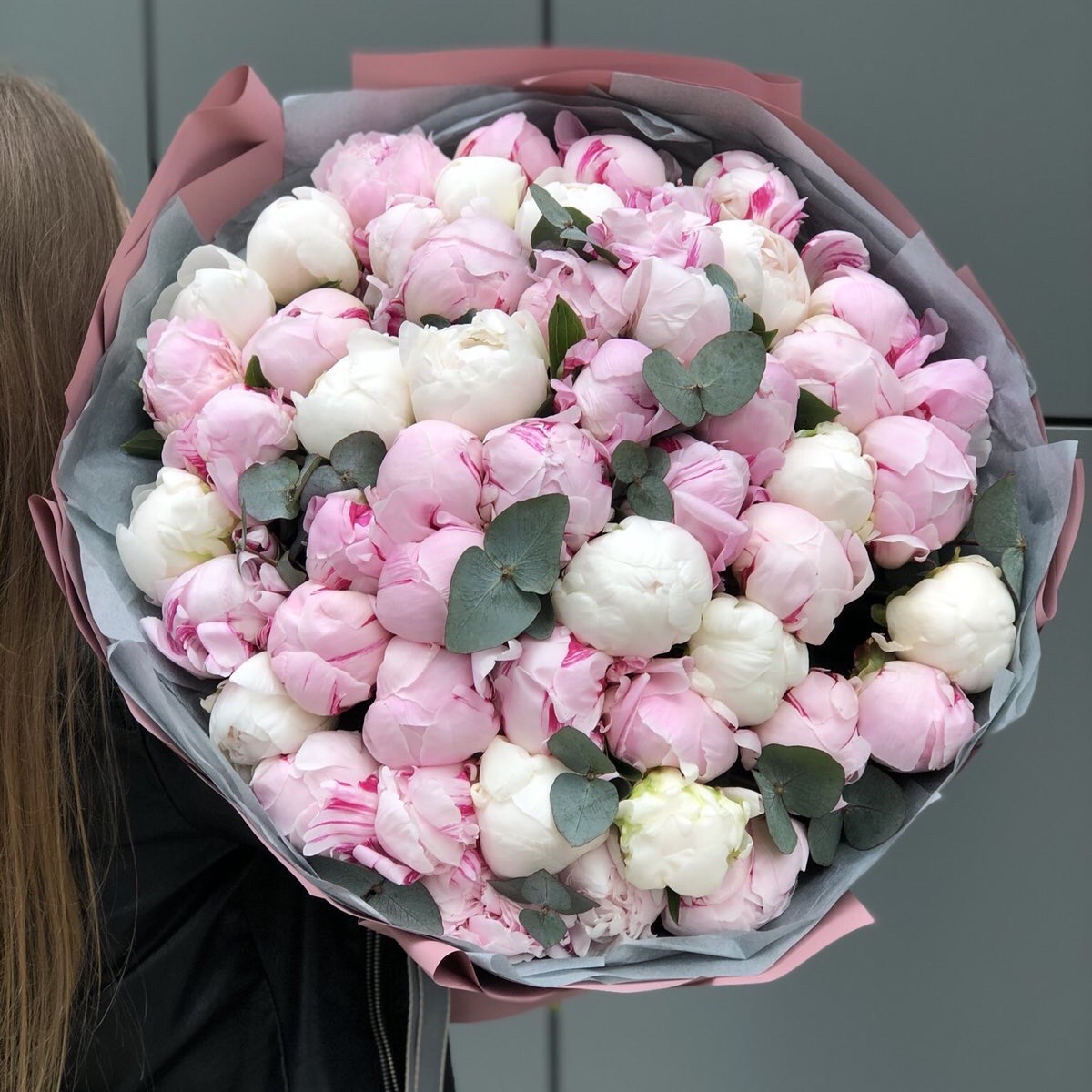 Букет Утреннее солнце из 51 пиона и эвкалипта