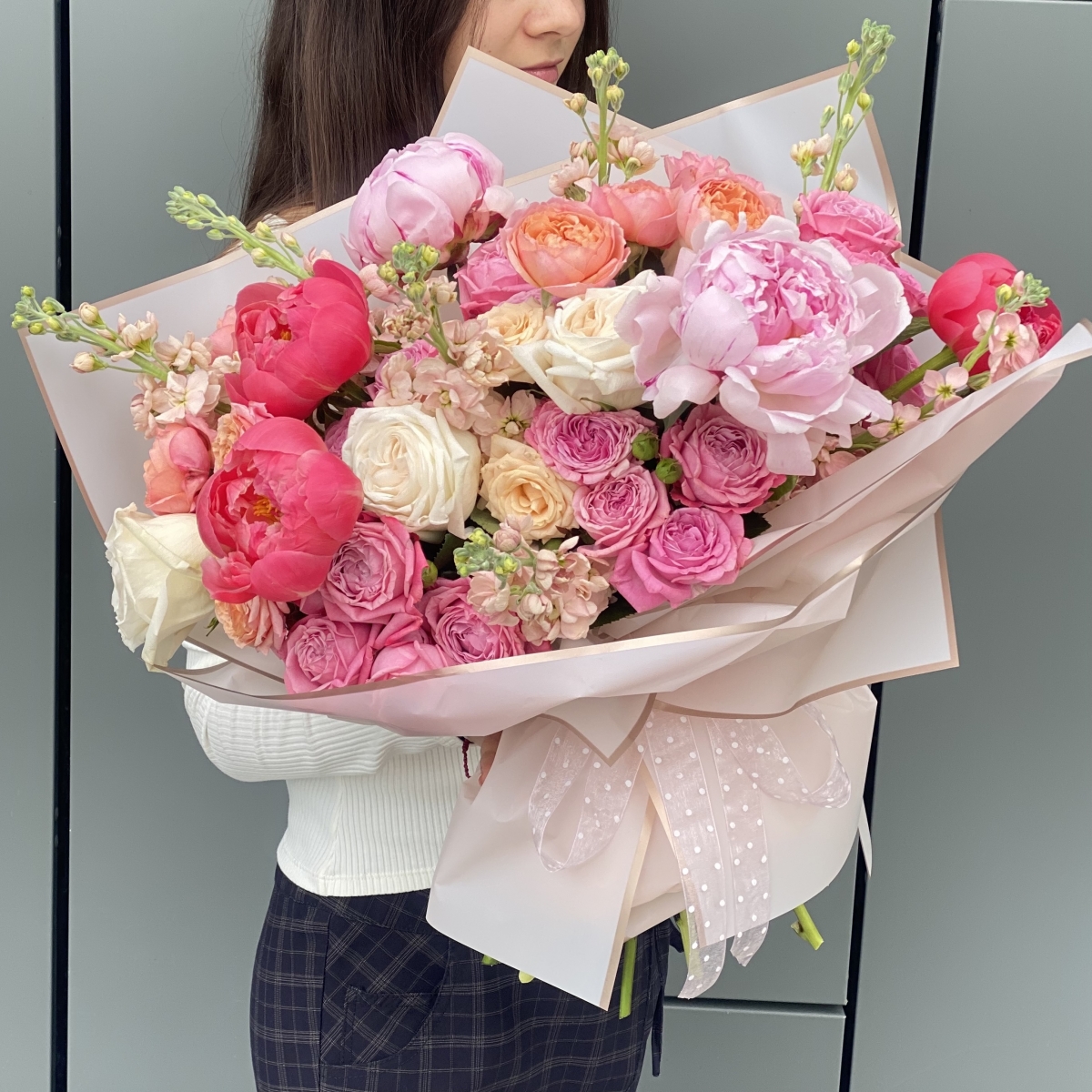 Букет Сказочный Мир из маттиолы, пионов и кустовых пионовидных роз