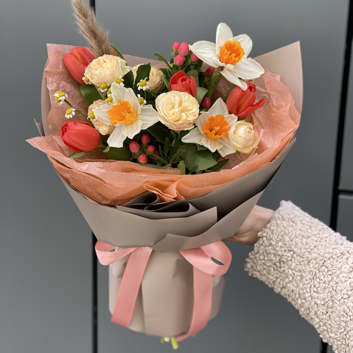 Букет Цветочный рассвет из нарциссов, тюльпанв, гиперикума и танацетума