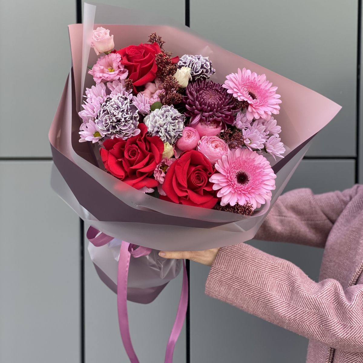 Букет Парижанка из гербер, скиммии, хризантемы бигуди, диантуса, эустомы и роз