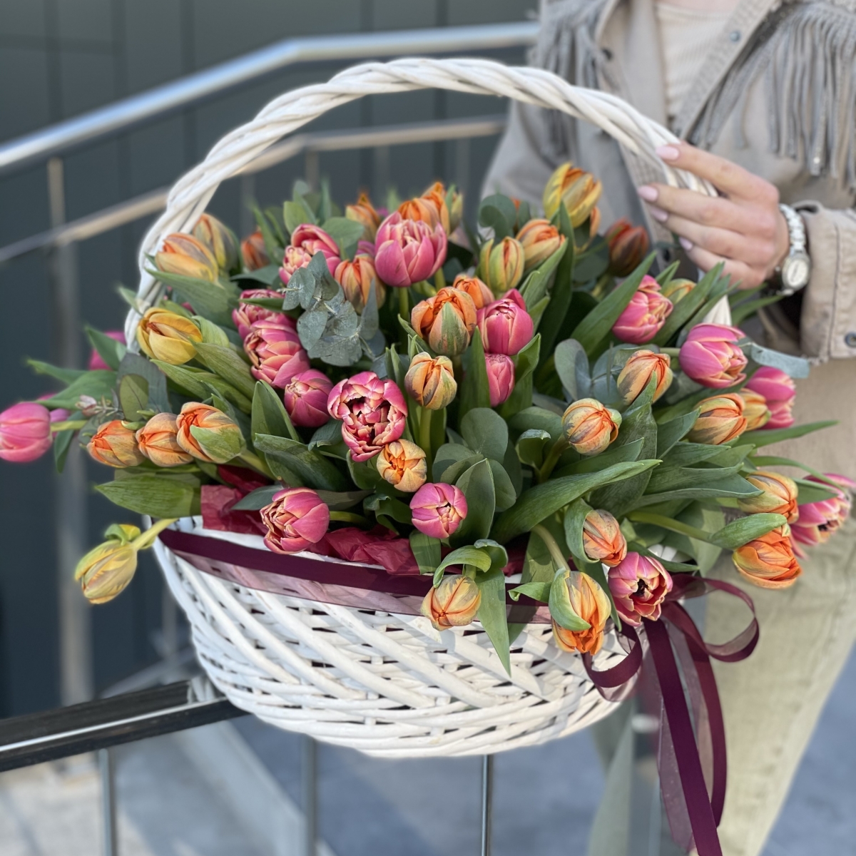 Корзина Колумбия из пионовидных тюльпанов