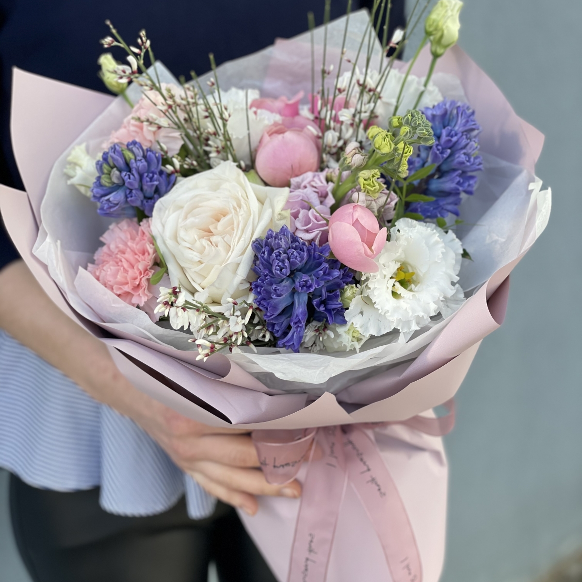 Букет Галактика из гиацинтов, роз, маттиолы и генисты