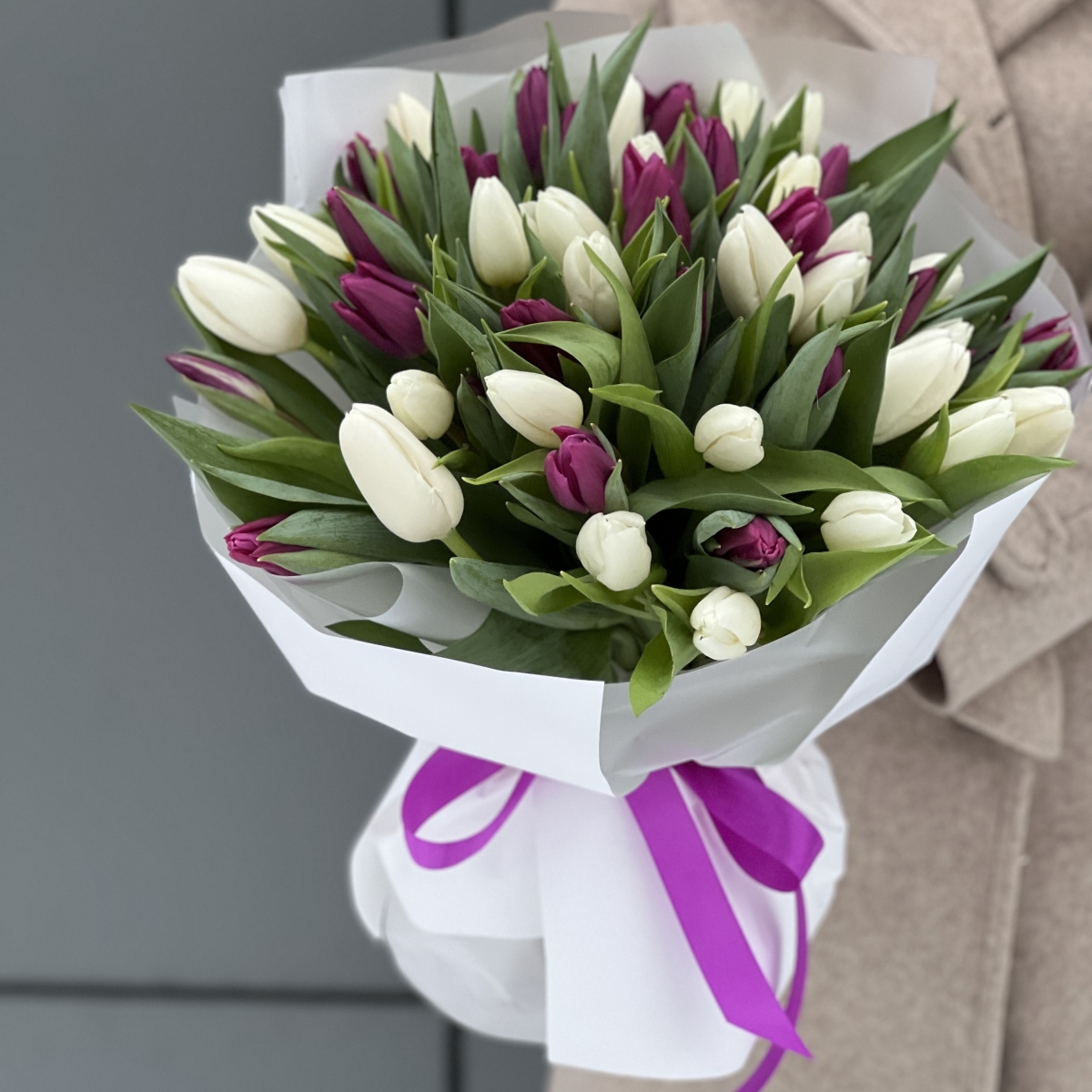 Букет Чикаго из 51 белого и фиолетового тюльпана