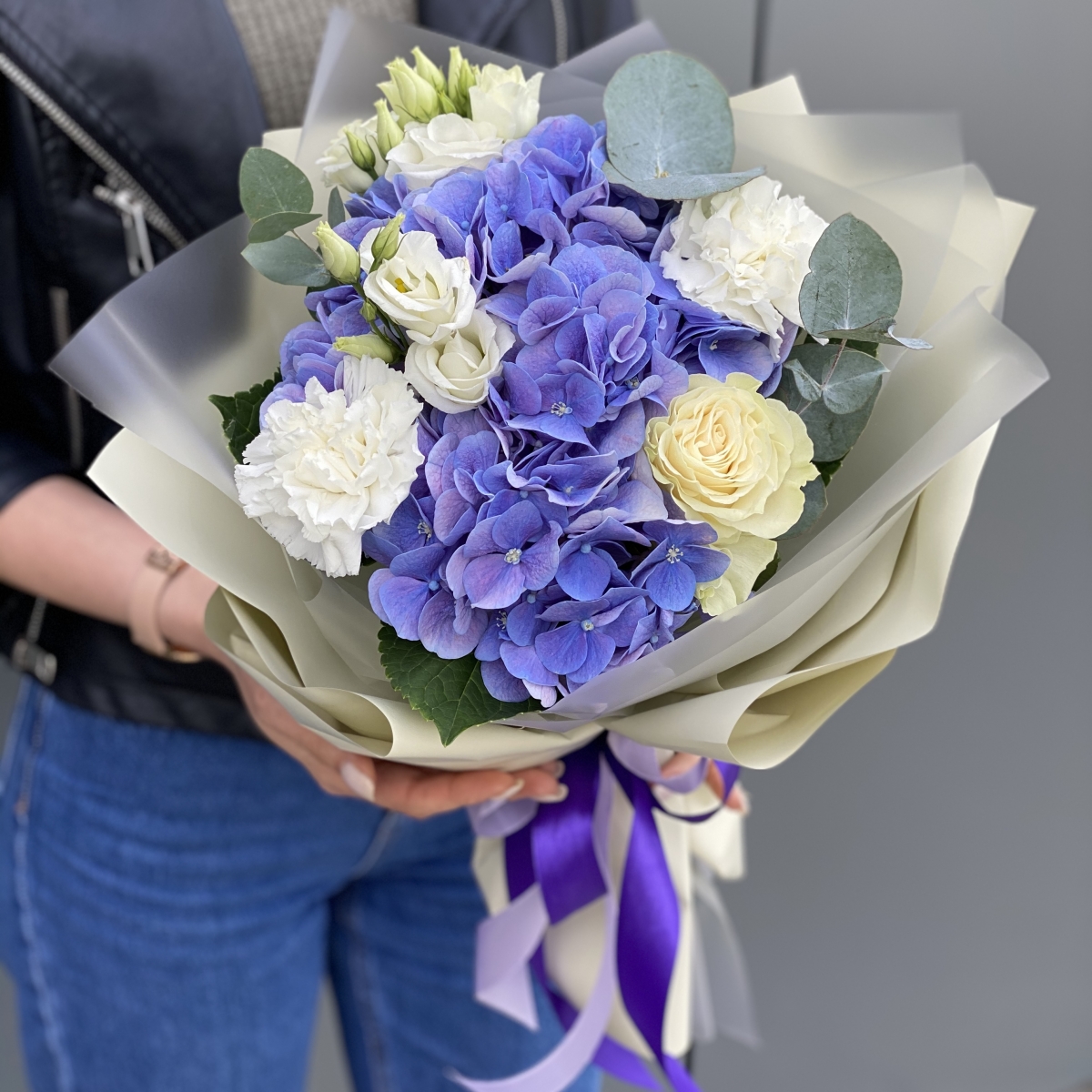 Букет из гортензии, эустомы, гвоздики и розы Хелен