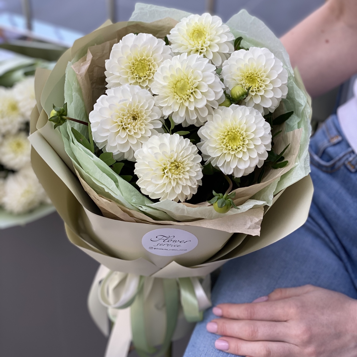 Букет Дисней из 7 молочных георгин