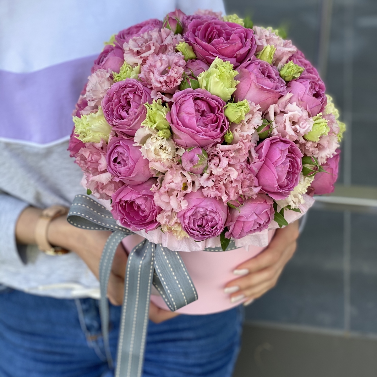 Коробка Ласковый вечер из кустовой пионовидной розы и эустомы