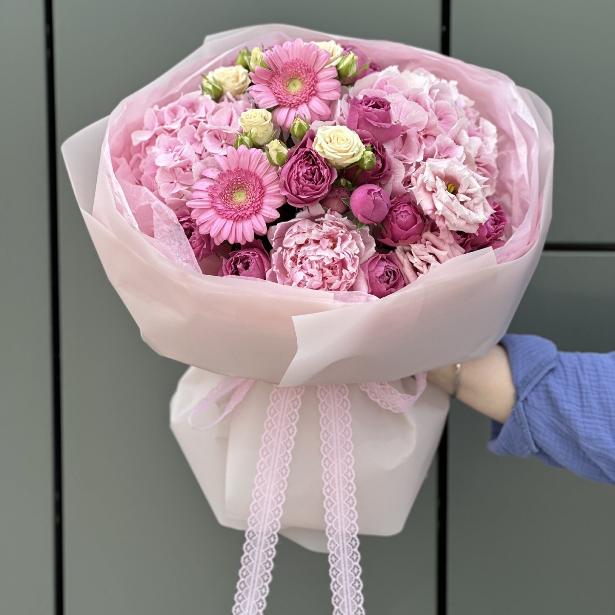 Букет Тайна сердца из гортензии, эустомы, кустовой розы, гербер, пионов