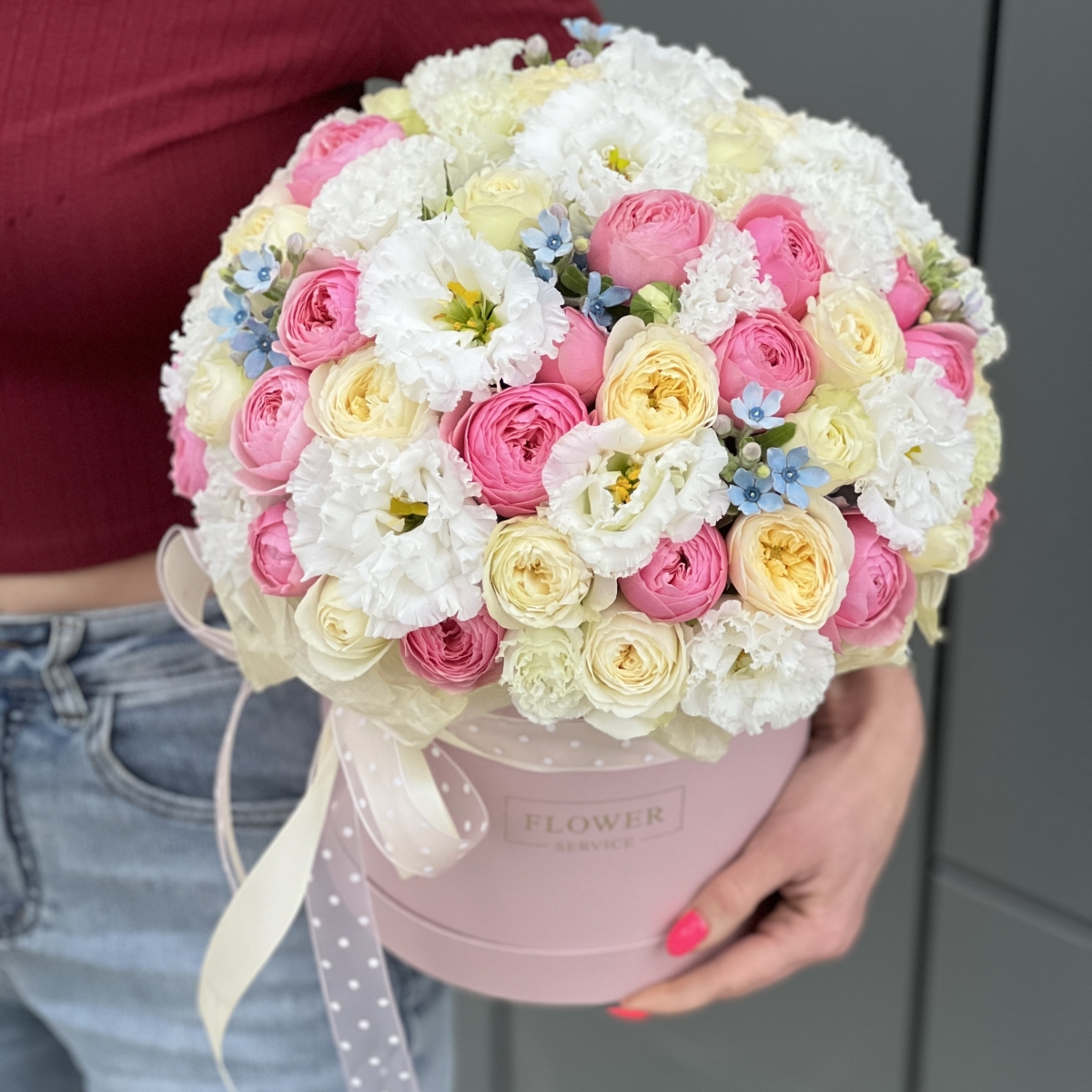 Коробка Белладжио из кустовых пионовидных роз и оксипеталума