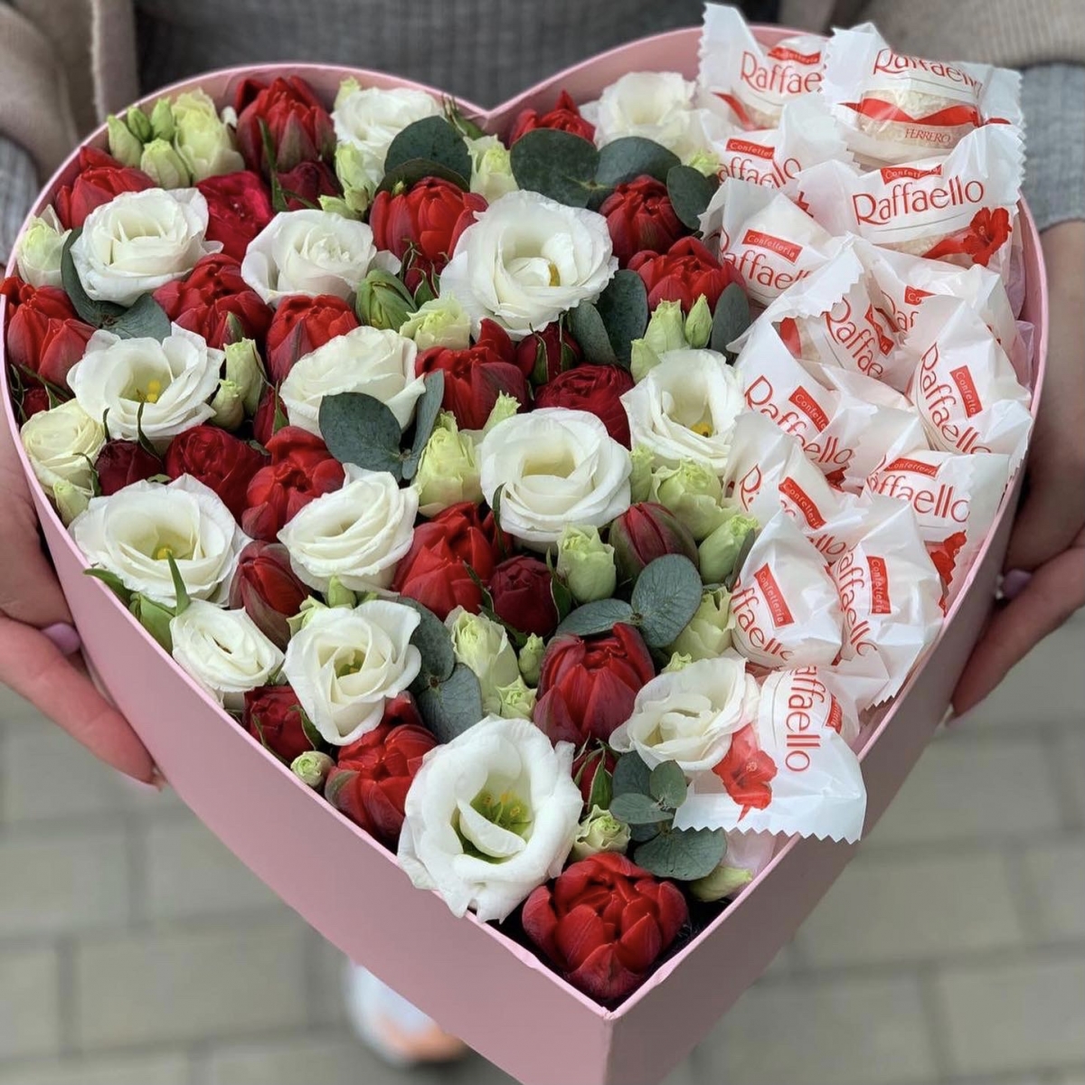 Сердце с пионовидными тюльпанами и эустомой Мир на двоих