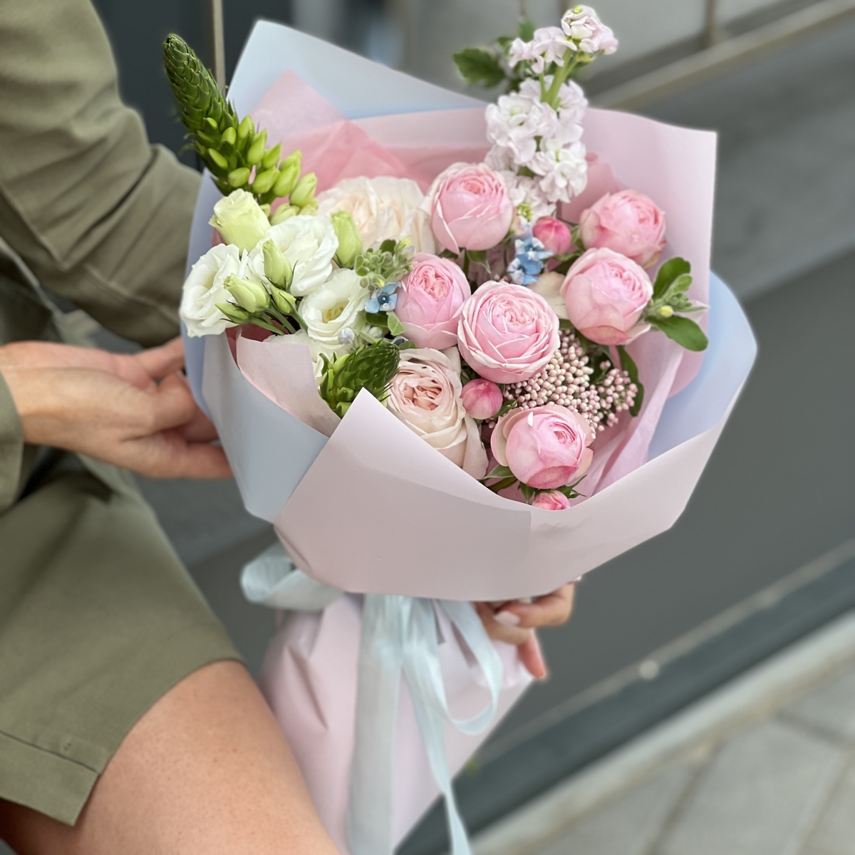 Букет Наслаждение из маттиолы, оксипеталума, орнитогалума, озотамнуса, роз сорта мэндсфилд парк и охары