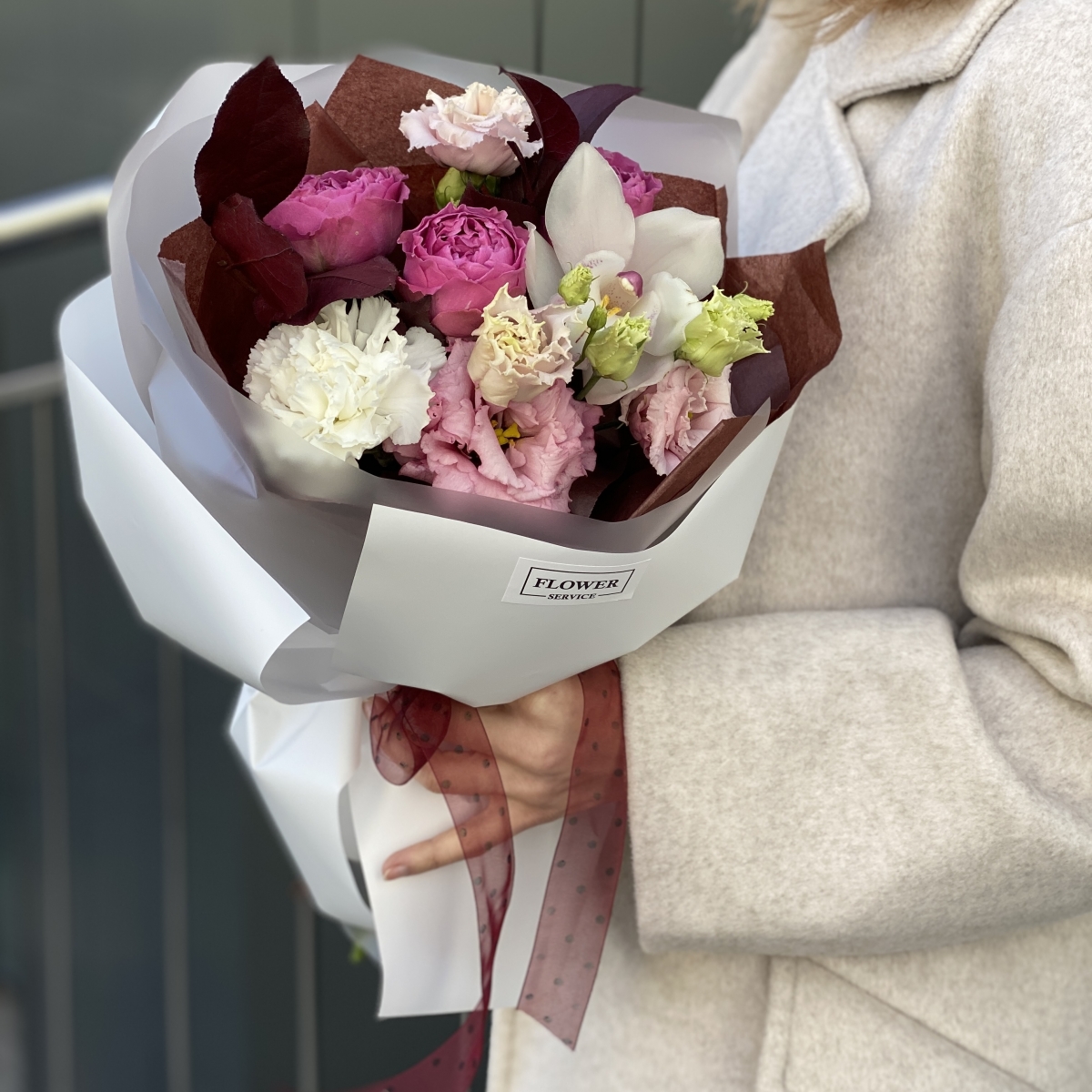 Букет Свидание с осенью из эустомы, диантуса, кустовой пионовидной розы, цимбидиума и салала