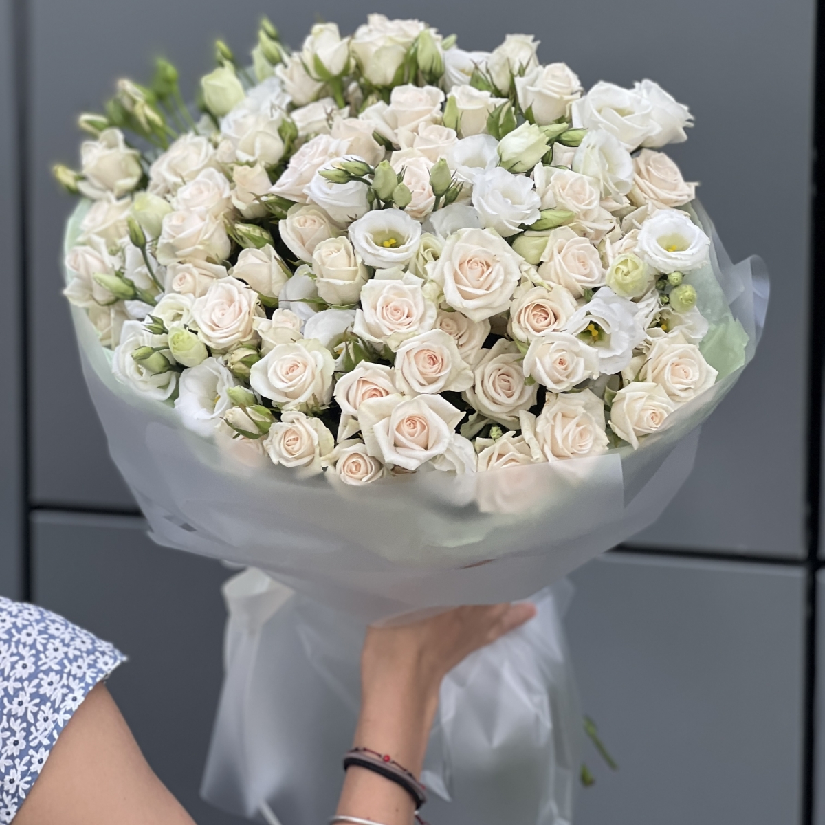 Букет Презент из эустомы и кутовых роз