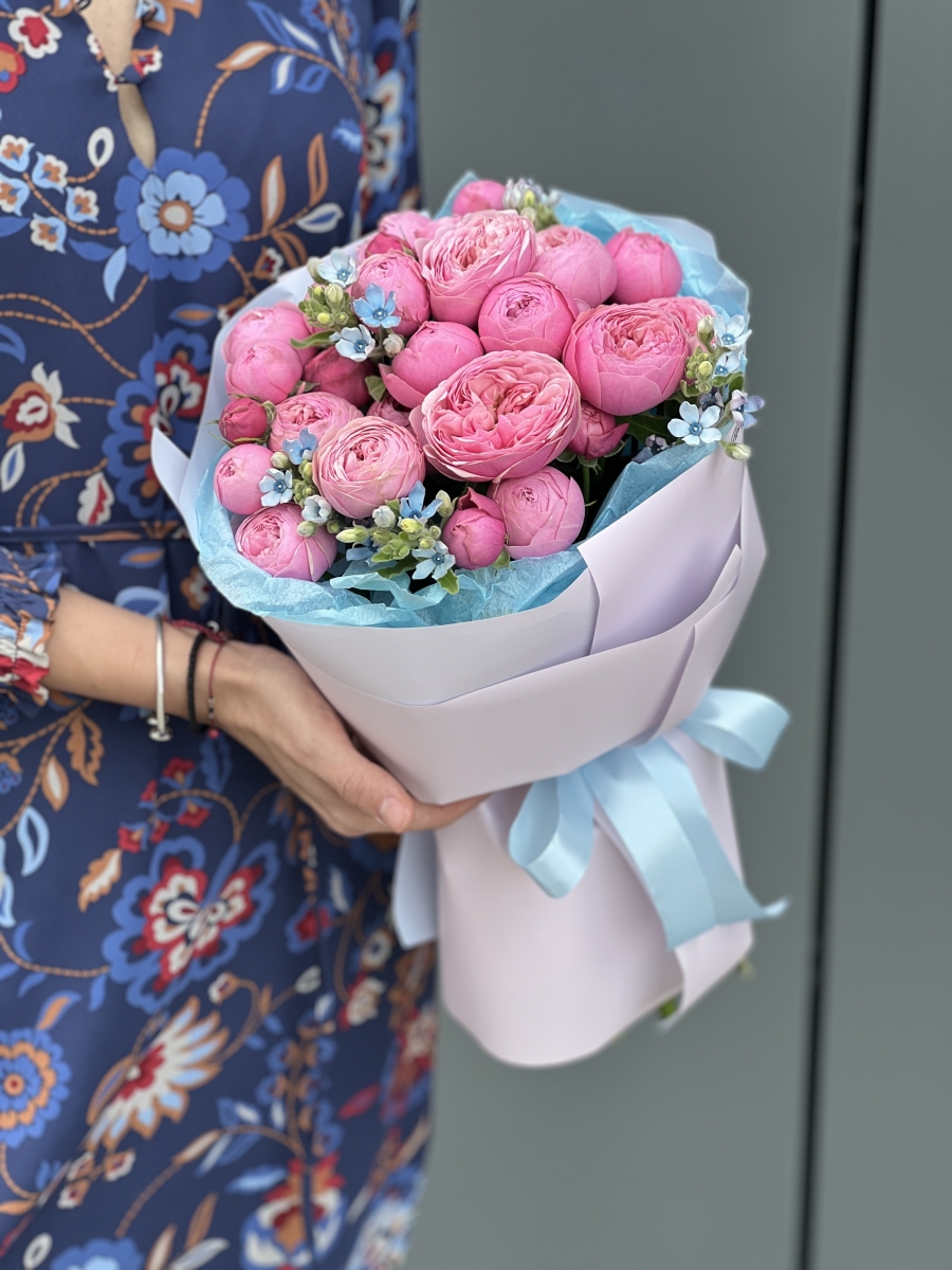 Букет из Голубые глаза пионовидной розы и окипеталума