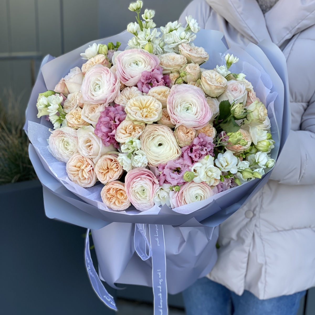 Букет Нежная вуаль из ранункулюсов, фрезии, кустовых и одноголовых роз, маттиолы