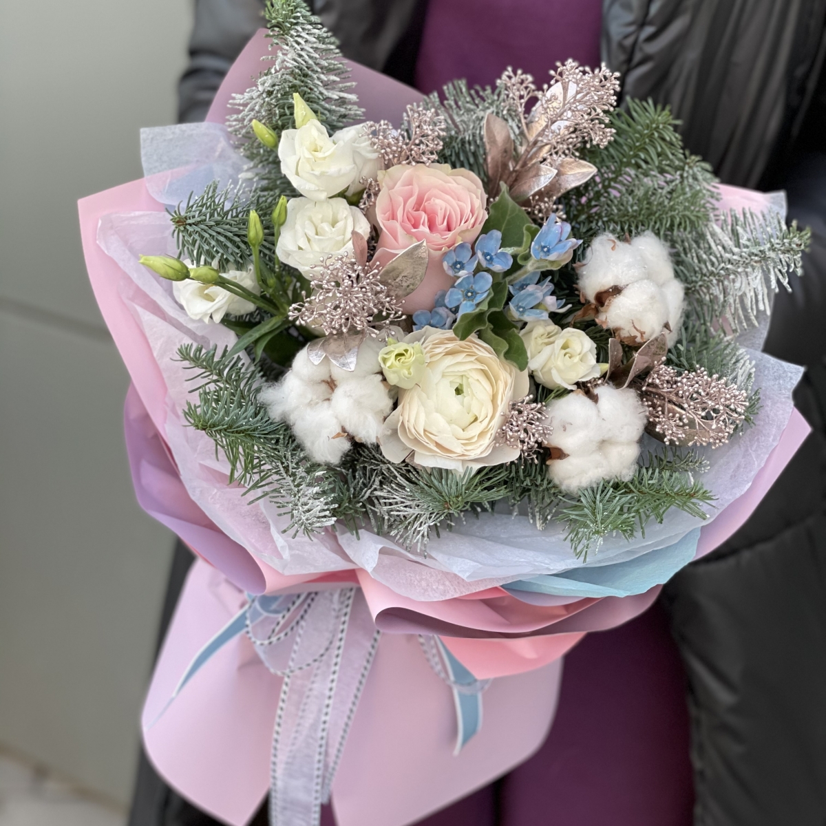 Букет Заветное желание из нобилиса, хлопка, розы и скиммии