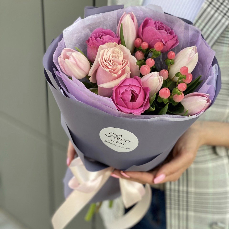 Букет из тюльпанов, пионовидной кустовой розы и гиперикума Влюбленность