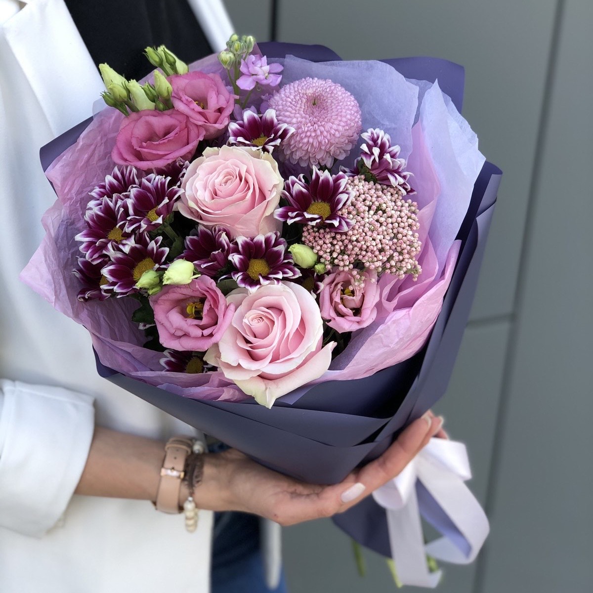 Букет из роз, хризантемы и эустомы Весенний поцелуй