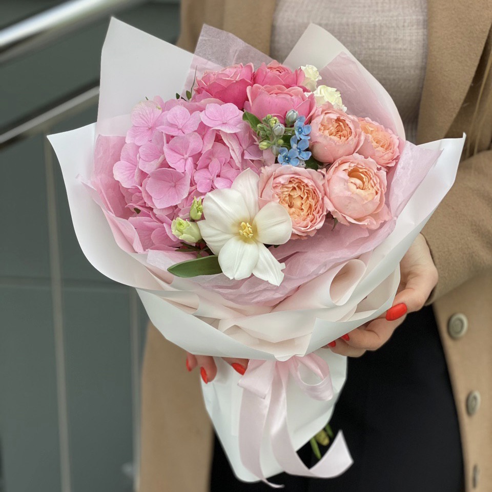 Букет из гортензии, пионовидных роз и оксипеталума Эйфория