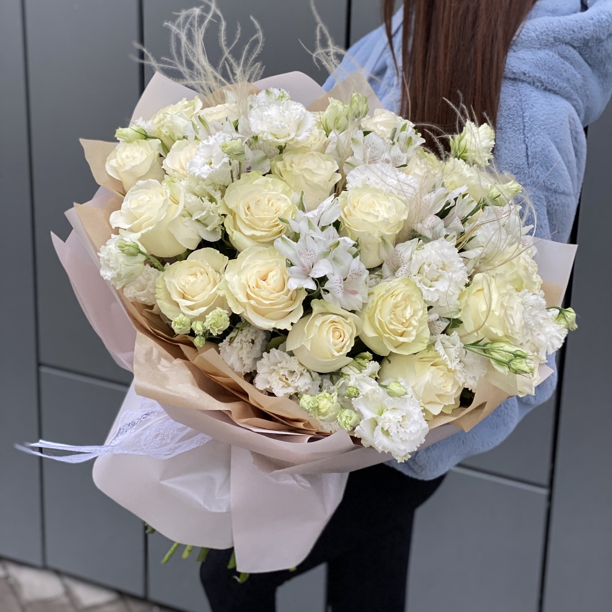 Букет Променад из роз, альстромерии, эустомы и стифы