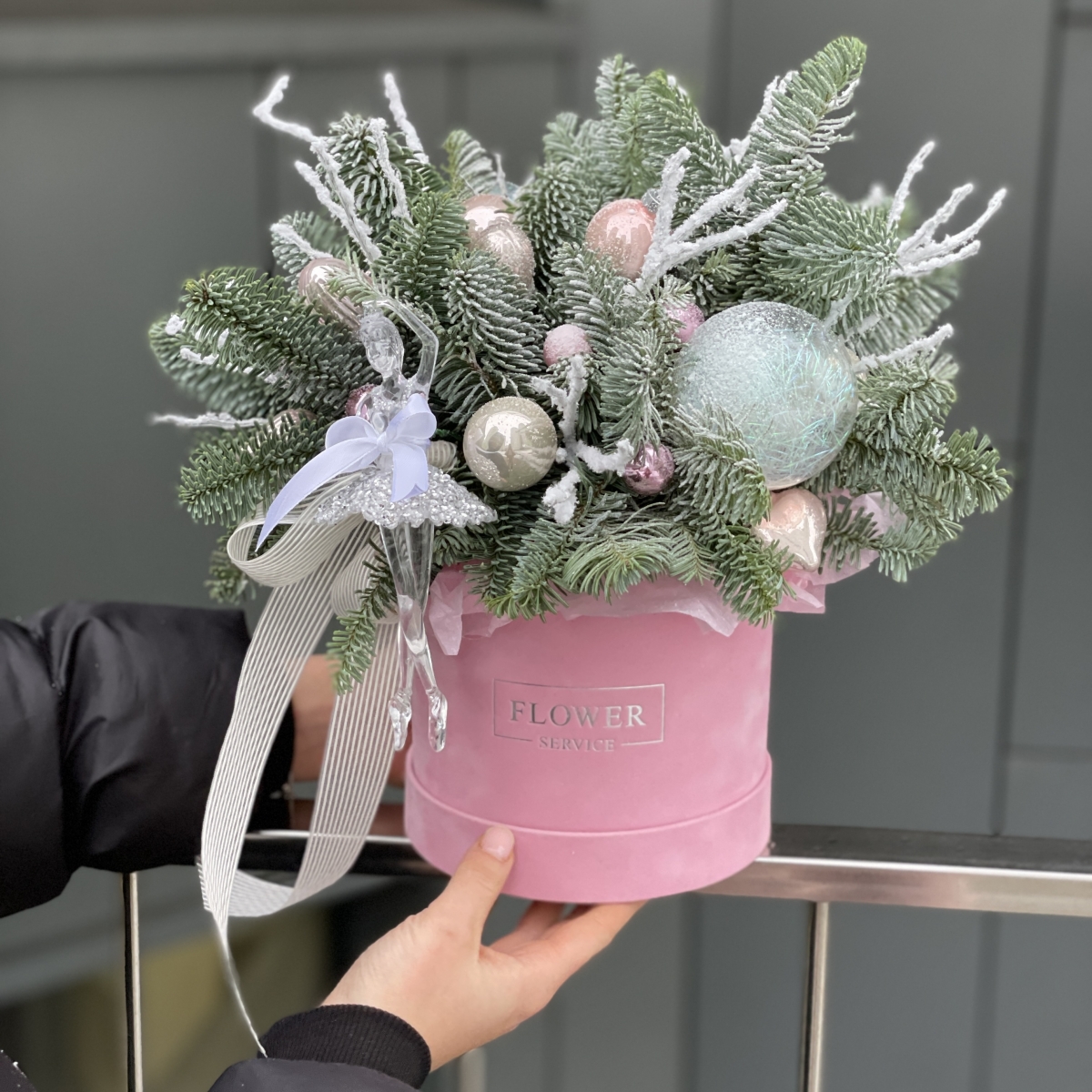 Композиция Новогодний спектакль из нобилиса и декора