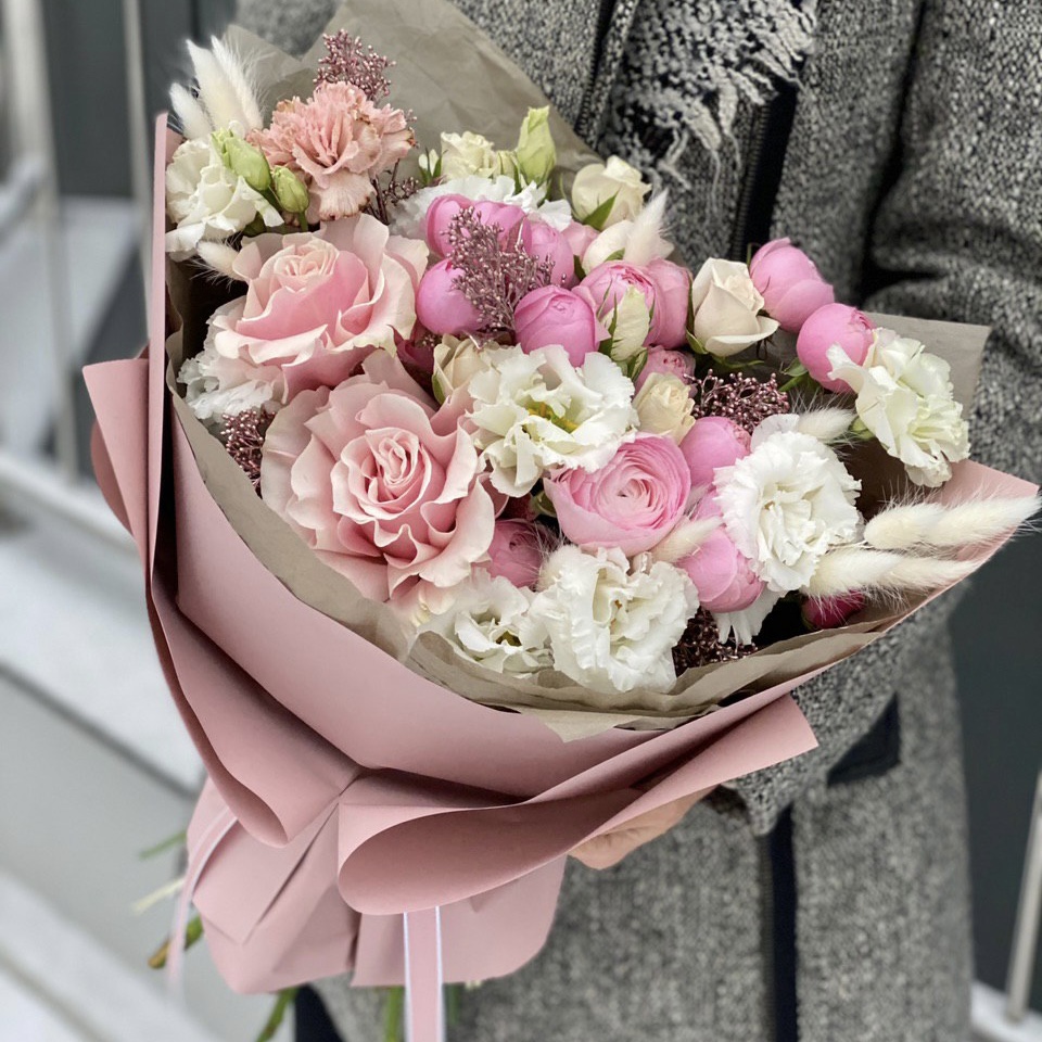 Букет из пионовидной кустовой и одноголовой розы, эустомы, скиммии и лагуруса Любящее сердце