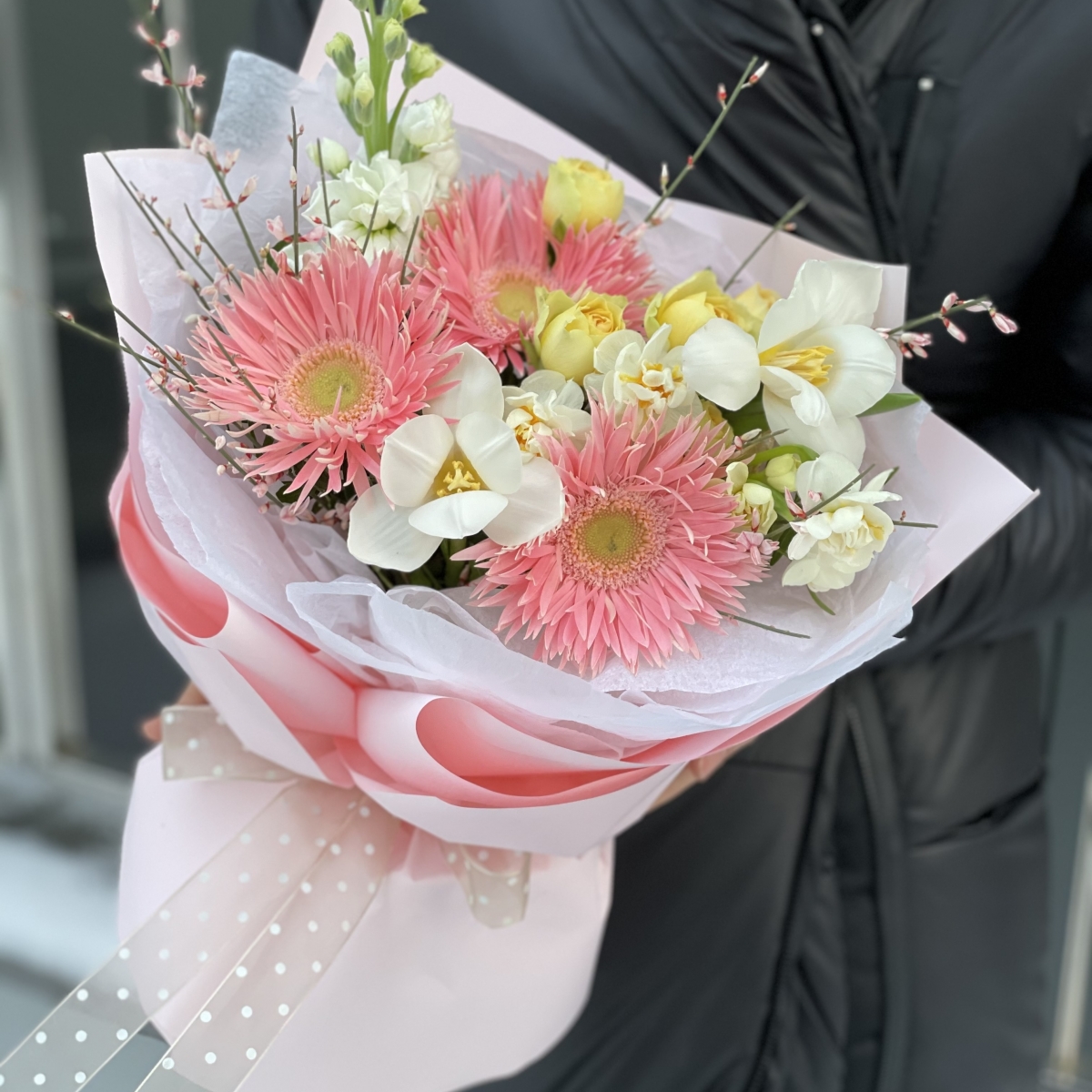 Букет Розе из гербер, нарцисов, тюльпанов, маттиолы и роз