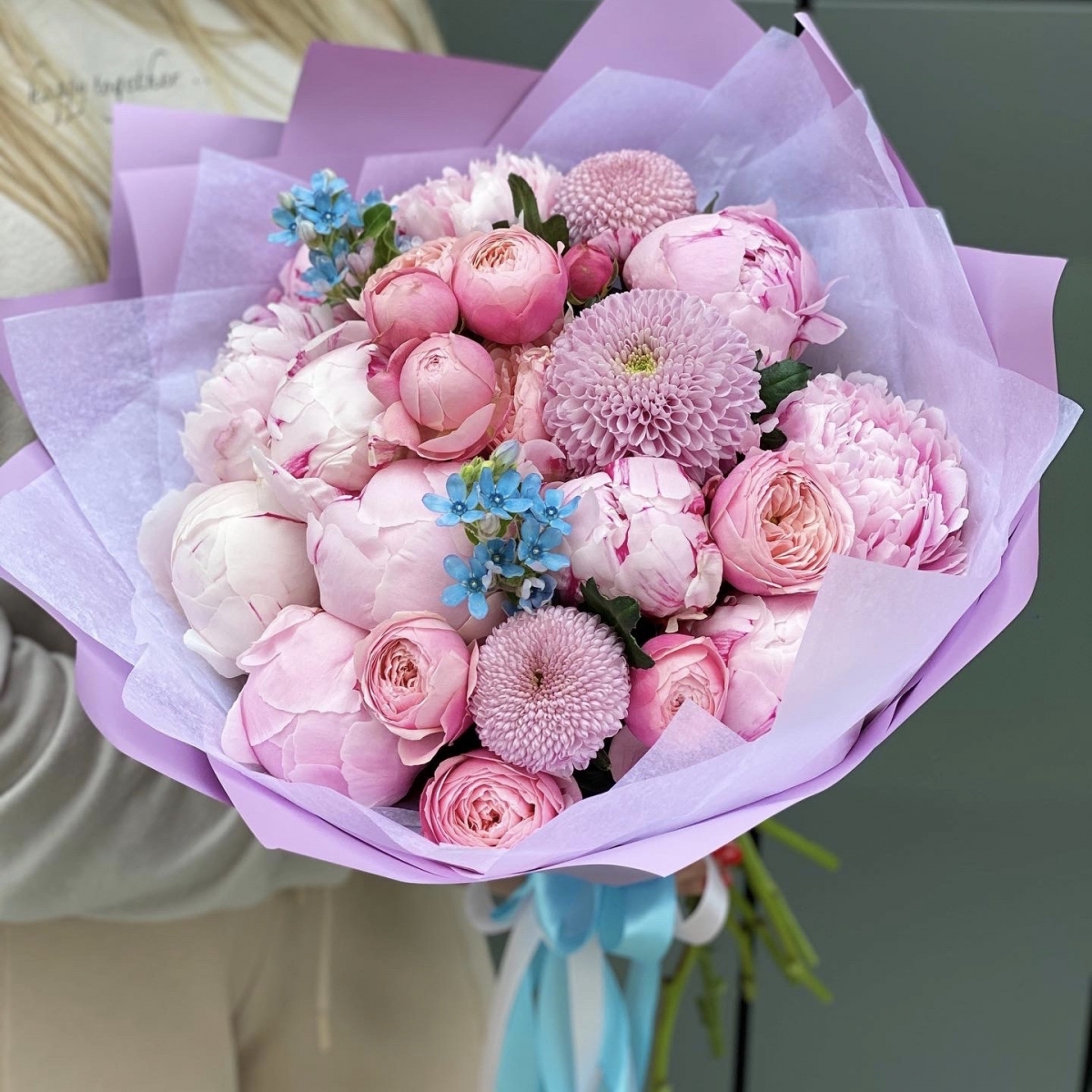 Букет Асти из кустовой пионовидной розы, момоко, пионов и оксипеталума