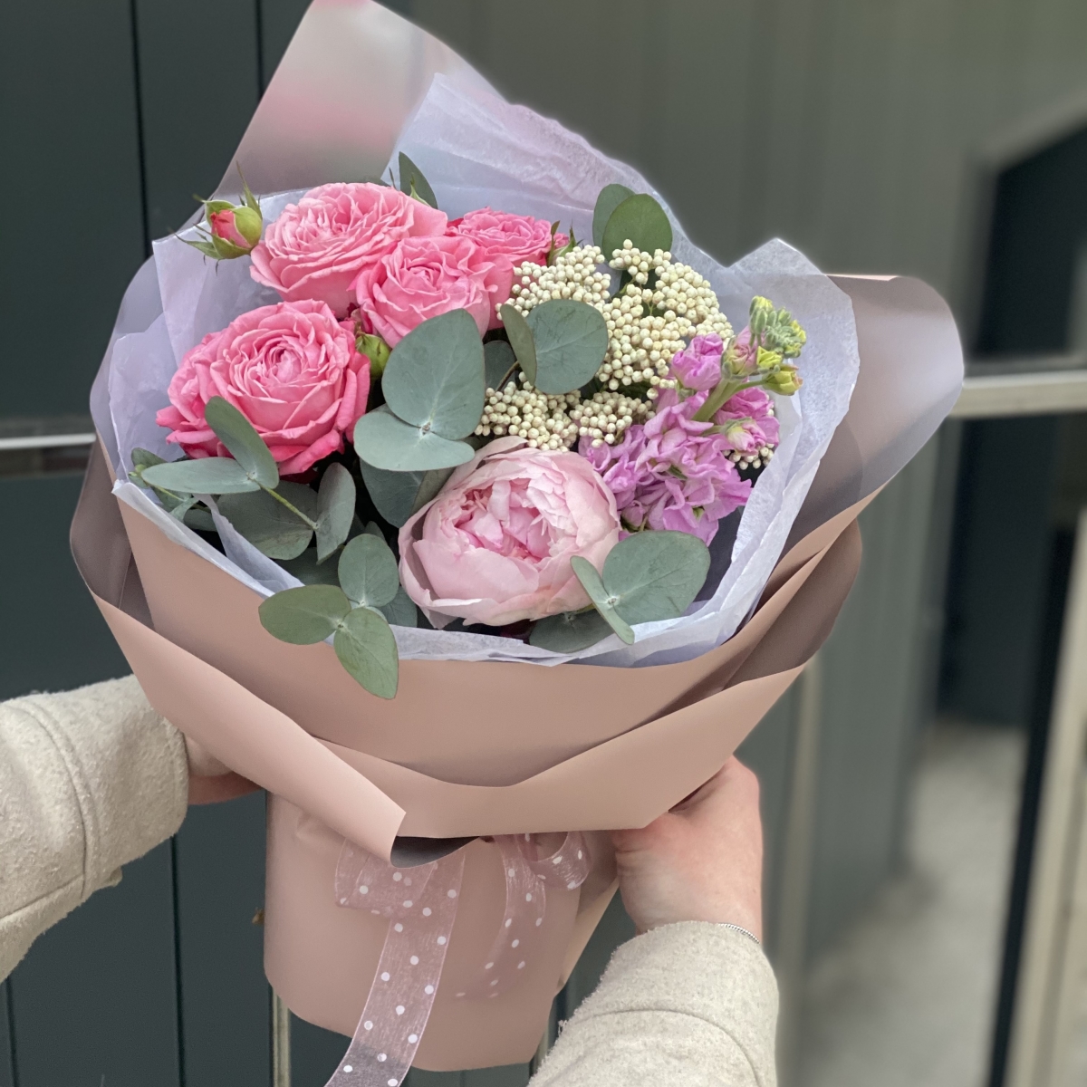 Букет Нинель из пиона, пионовидной розы, маттиолы и озотамнуса