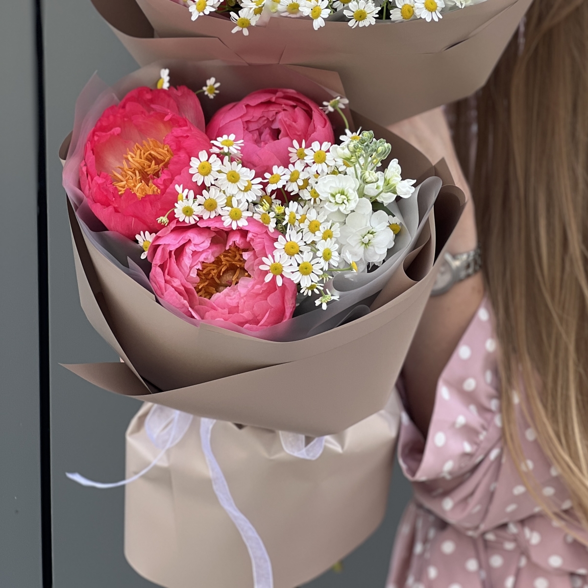 Букет Клубничная поляна Мини из пионов коралл шарм, танацетума и маттиолы