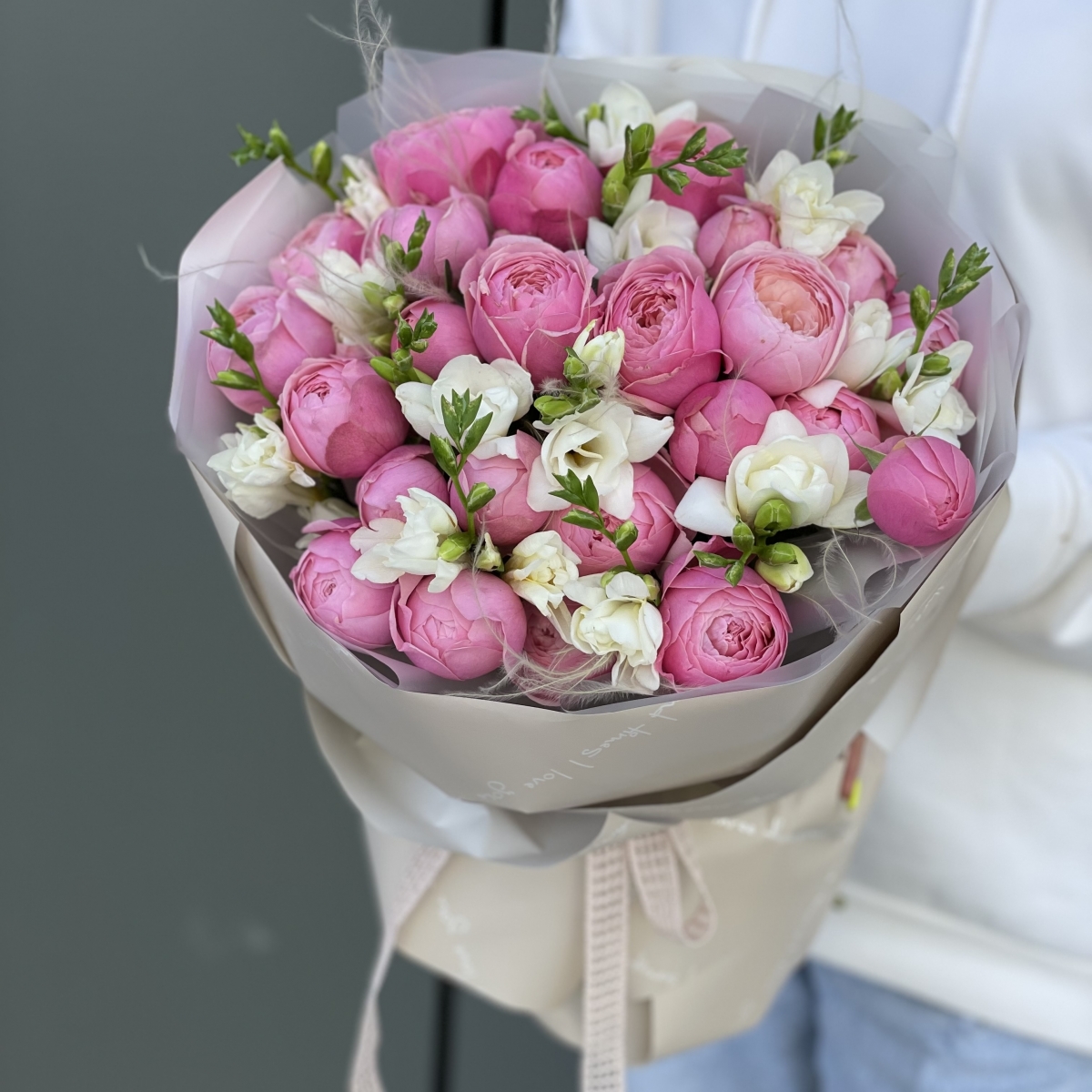 Букет Армани Макси из кустовых пионовидных роз и фрезии